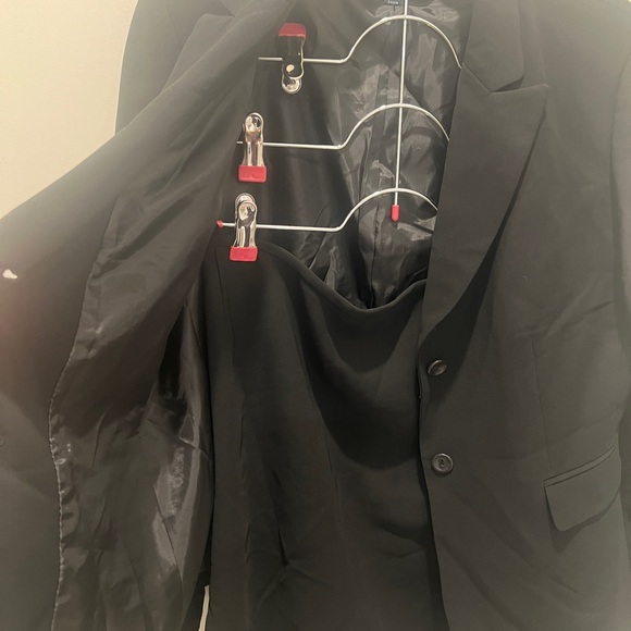 Tahari skirt suit. Cute detailed bottom - Picture 2 of 4